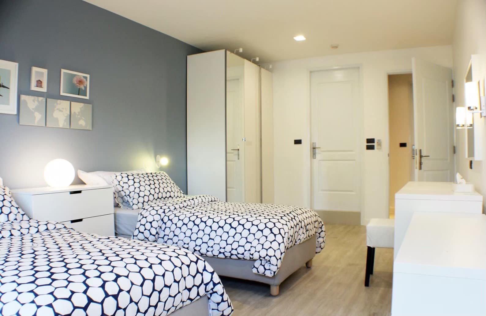 Spacious 2-BR, 1.5-BA condo at Premier Condominium Sukhumvit 24, 90 sqm, rent 55,000 THB/month. Just 500m from BTS Phrom Phong and The EmQuartier.