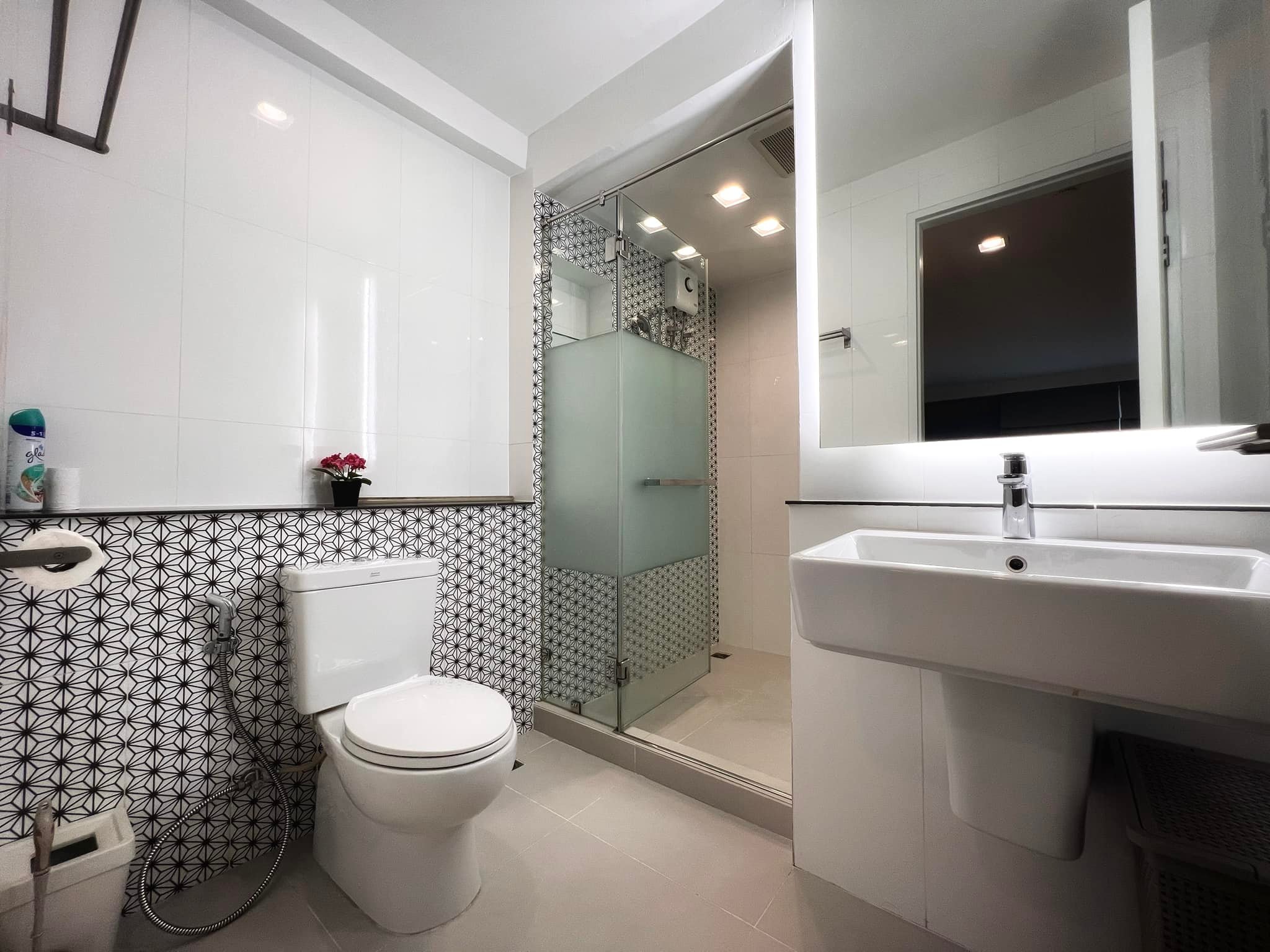 Spacious 2-BR, 1.5-BA condo at Premier Condominium Sukhumvit 24, 90 sqm, rent 55,000 THB/month. Just 500m from BTS Phrom Phong and The EmQuartier.