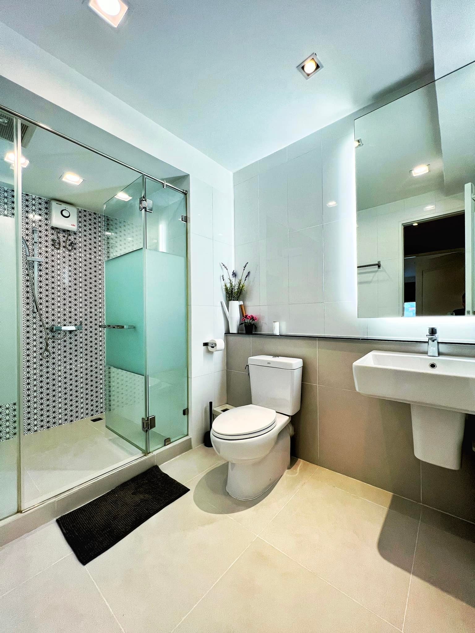 Spacious 2-BR, 1.5-BA condo at Premier Condominium Sukhumvit 24, 90 sqm, rent 55,000 THB/month. Just 500m from BTS Phrom Phong and The EmQuartier.