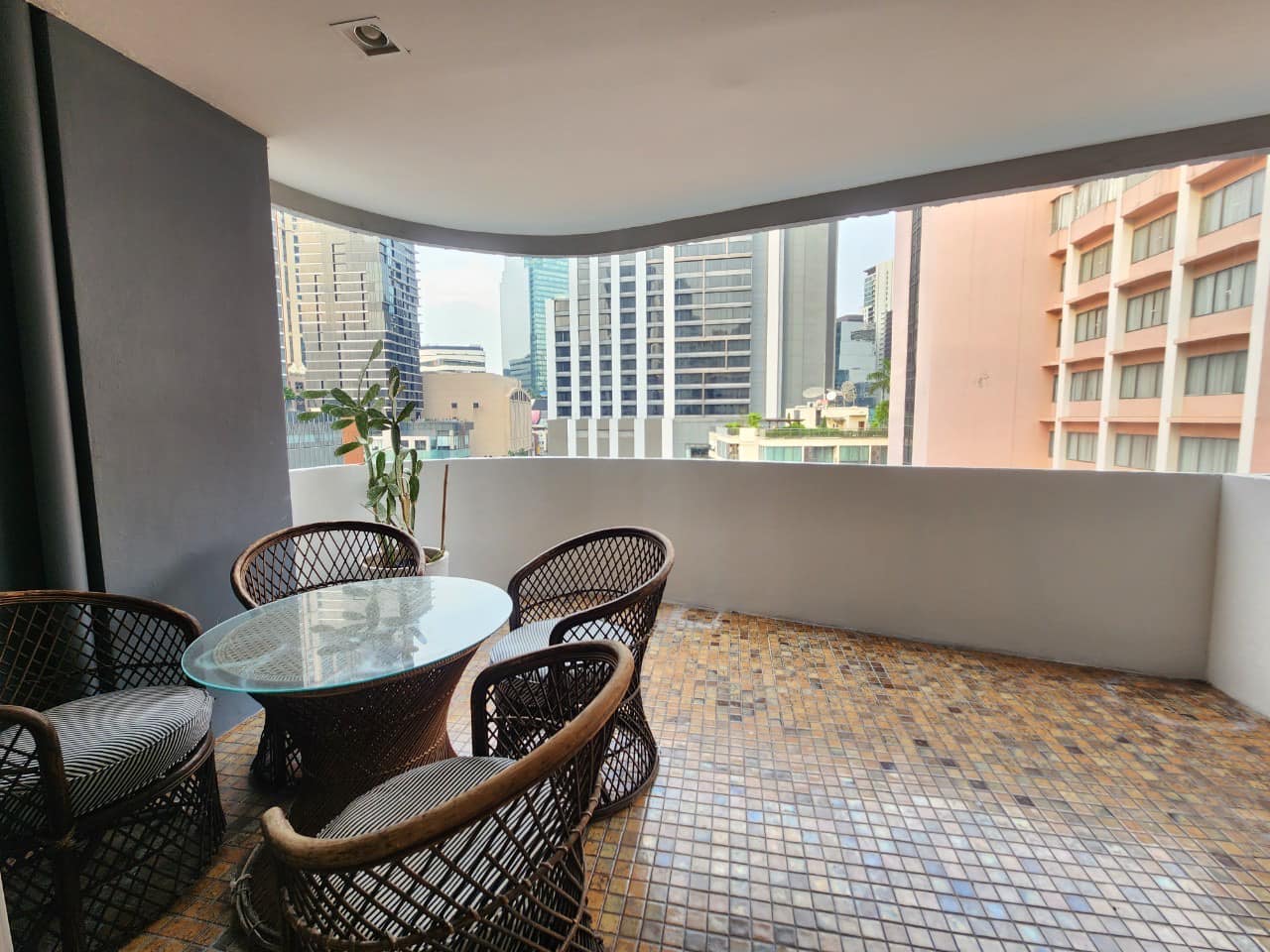 Spacious 2-BR, 1.5-BA condo at Premier Condominium Sukhumvit 24, 90 sqm, rent 55,000 THB/month. Just 500m from BTS Phrom Phong and The EmQuartier.