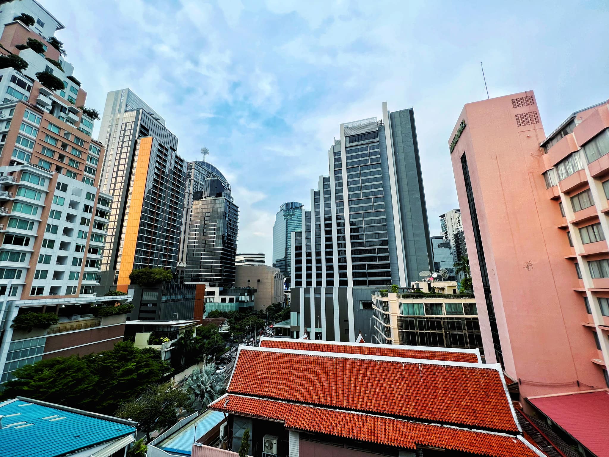 Spacious 2-BR, 1.5-BA condo at Premier Condominium Sukhumvit 24, 90 sqm, rent 55,000 THB/month. Just 500m from BTS Phrom Phong and The EmQuartier.