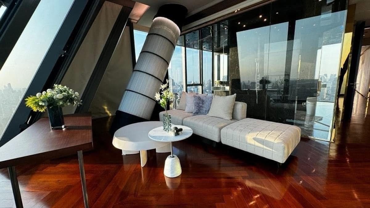 Rent this luxurious 3-bedroom, 4-bathroom penthouse at MARQUE Sukhumvit, 297 sqm, with private pool and elevator. Available for 700,000 THB/month. Prime location