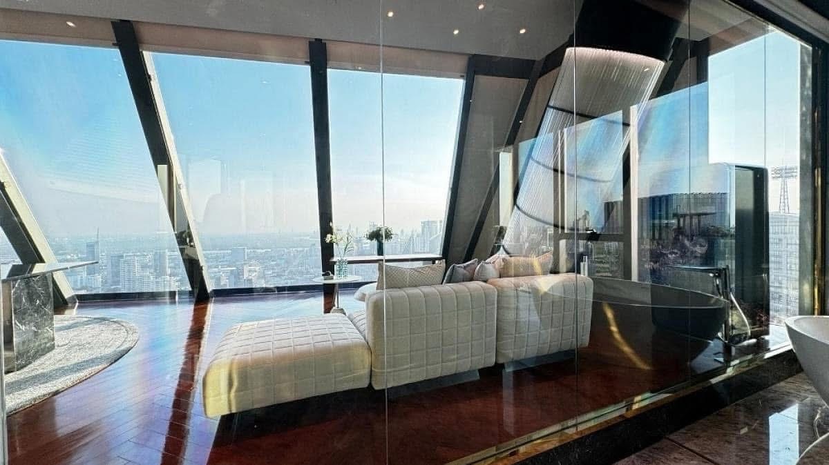 Rent this luxurious 3-bedroom, 4-bathroom penthouse at MARQUE Sukhumvit, 297 sqm, with private pool and elevator. Available for 700,000 THB/month. Prime location