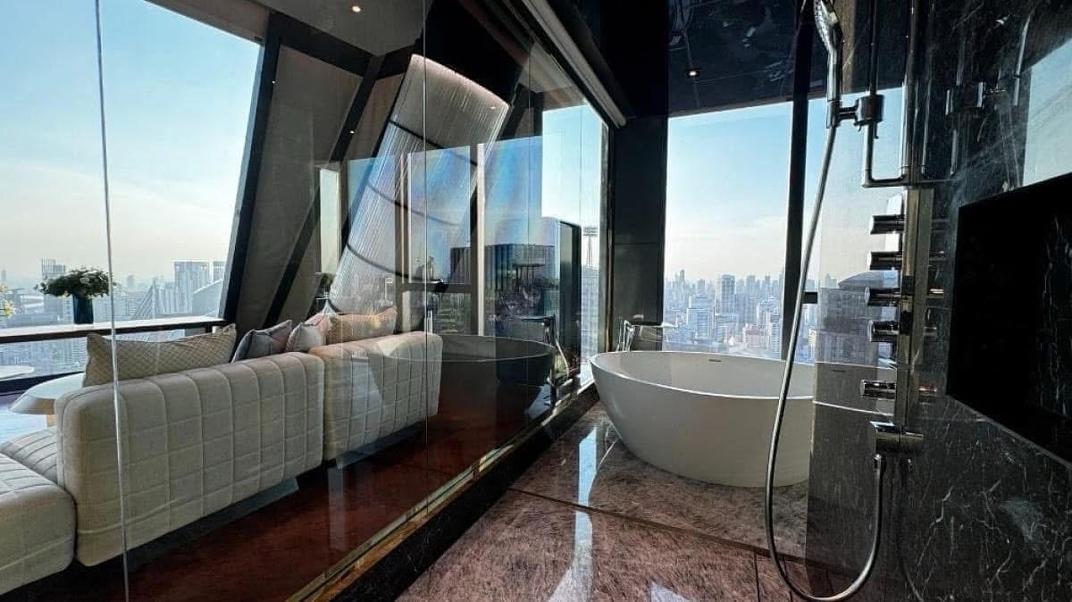 Rent this luxurious 3-bedroom, 4-bathroom penthouse at MARQUE Sukhumvit, 297 sqm, with private pool and elevator. Available for 700,000 THB/month. Prime location