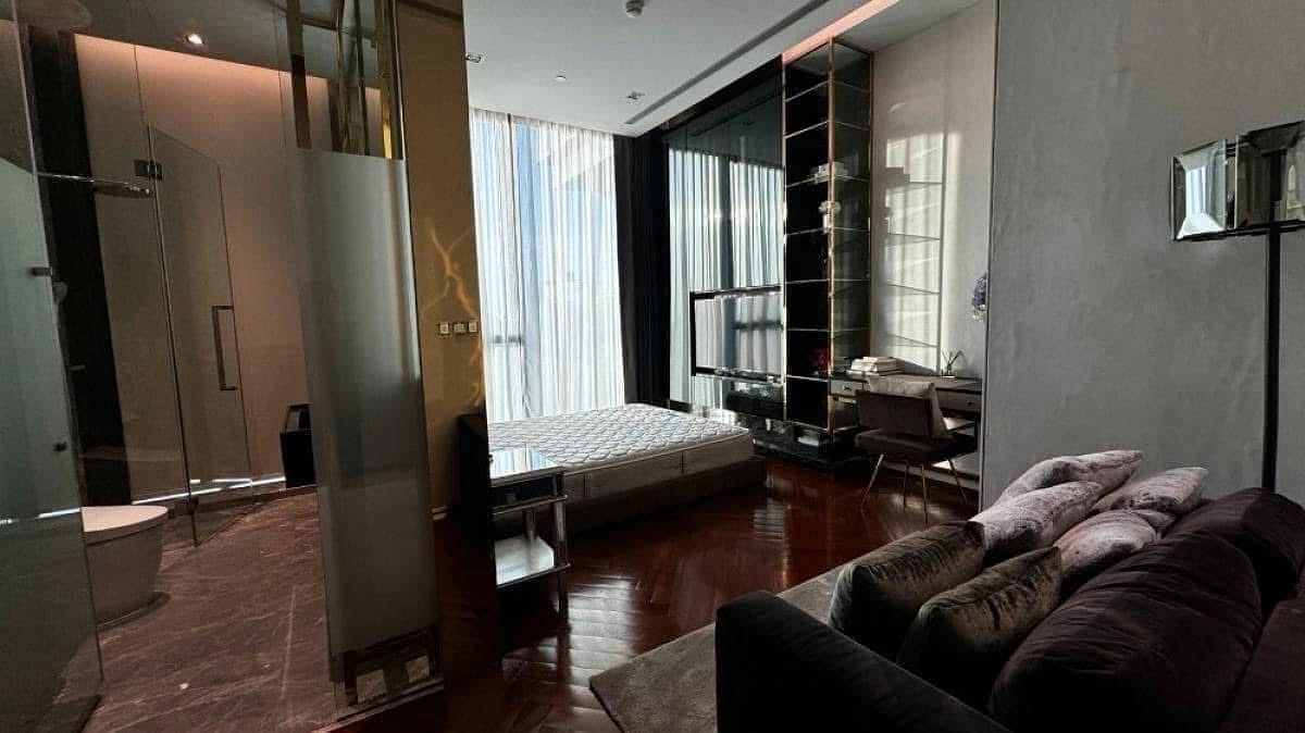 Rent this luxurious 3-bedroom, 4-bathroom penthouse at MARQUE Sukhumvit, 297 sqm, with private pool and elevator. Available for 700,000 THB/month. Prime location