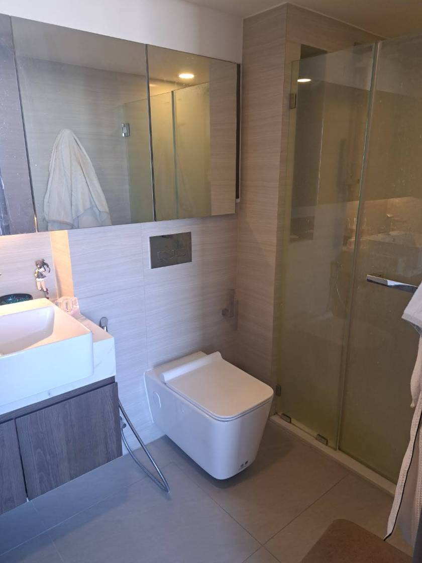 Modern 1-bed, 1-bath condo at Park Origin Thonglor, 46 sqm. Rent for 50,000 THB/month, available from April or May. Stylish living near BTS!