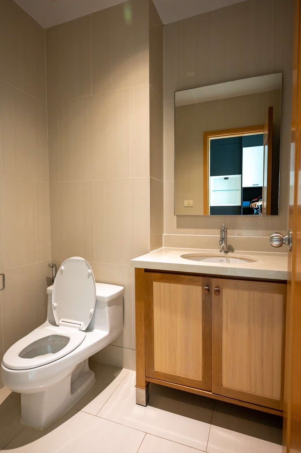 Spacious 2-bed, 2-bath condo at Emporio Place, 105 sqm, fully furnished. For rent at 55,000 THB/month. Great location near Phrom Phong BTS and malls.