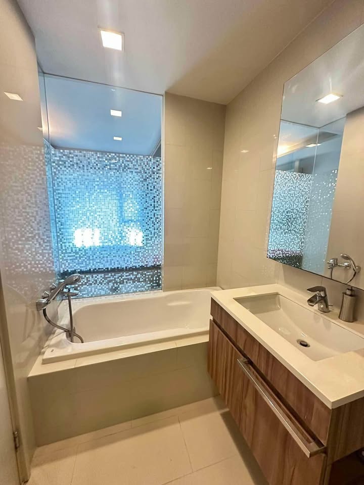 Stylish 1-bed, 1-bath condo at Via 31 Sukhumvit, 53 sqm, for rent at 30,000 THB/month. Fully furnished and newly renovated. Book a viewing today!