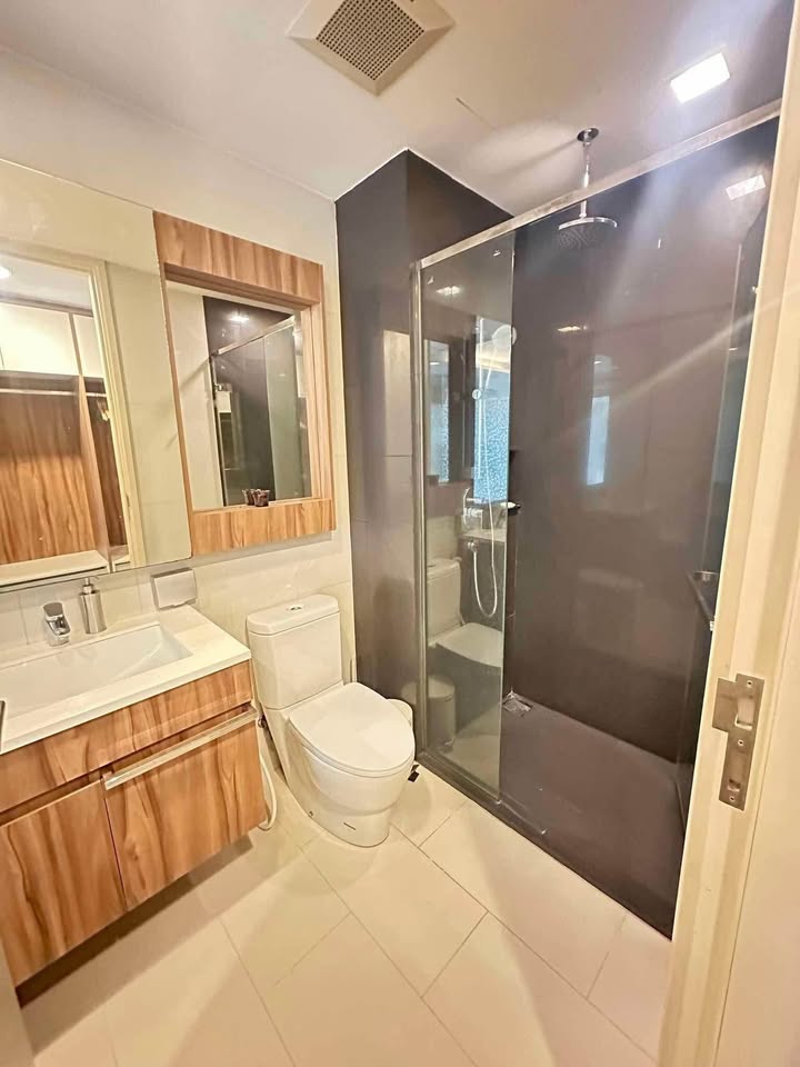 Stylish 1-bed, 1-bath condo at Via 31 Sukhumvit, 53 sqm, for rent at 30,000 THB/month. Fully furnished and newly renovated. Book a viewing today!