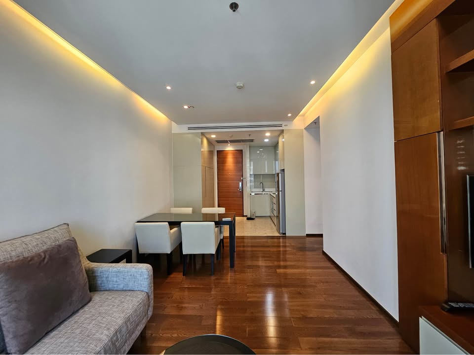 Discover luxury living at The Address Sukhumvit 28! This 2-bedroom, 2-bathroom condo offers 70 sqm of elegance near BTS Phrom Phong. Rent for 40,000 THB/month.