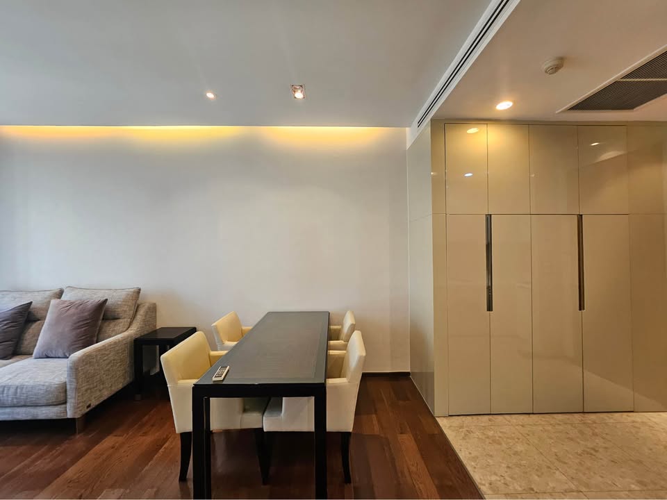 Discover luxury living at The Address Sukhumvit 28! This 2-bedroom, 2-bathroom condo offers 70 sqm of elegance near BTS Phrom Phong. Rent for 40,000 THB/month.