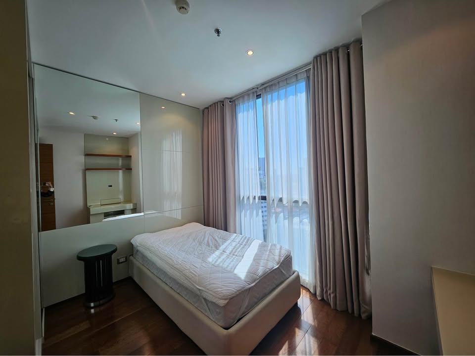Discover luxury living at The Address Sukhumvit 28! This 2-bedroom, 2-bathroom condo offers 70 sqm of elegance near BTS Phrom Phong. Rent for 40,000 THB/month.