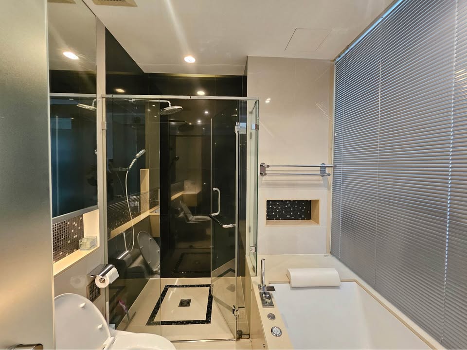 Discover luxury living at The Address Sukhumvit 28! This 2-bedroom, 2-bathroom condo offers 70 sqm of elegance near BTS Phrom Phong. Rent for 40,000 THB/month.