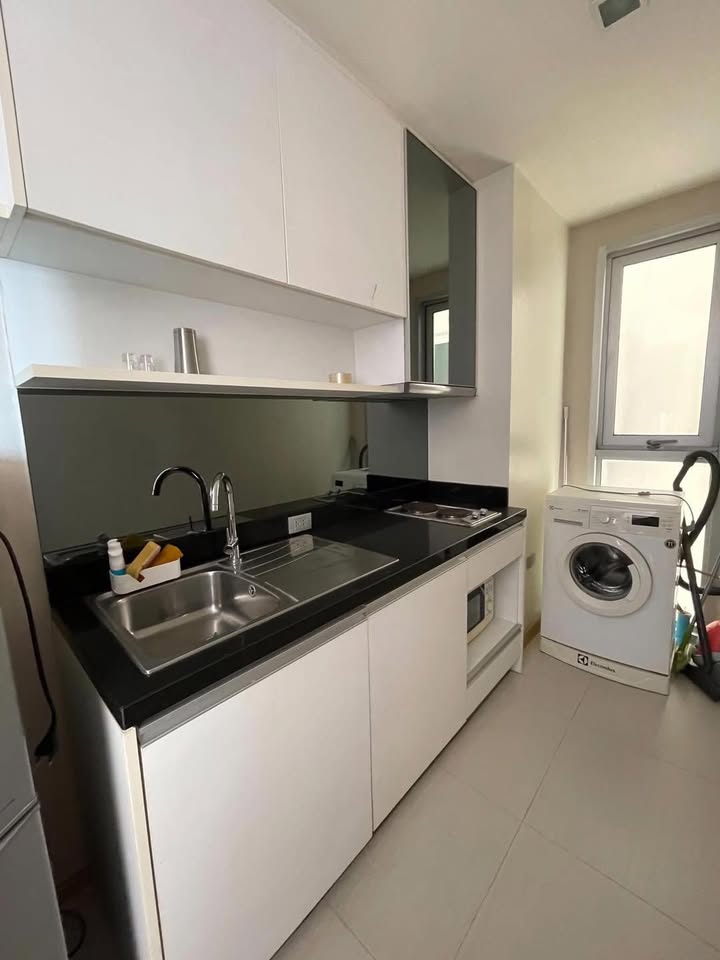 Rent a luxurious 1-bedroom condo at Skywalk Residences, Sukhumvit. Located on the 38th floor, fully furnished 51.77 sqm near BTS Phra Kanong for 22,000/month.