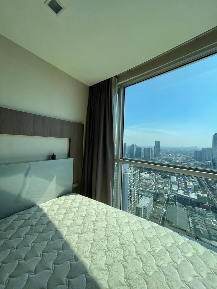 Rent a luxurious 1-bedroom condo at Skywalk Residences, Sukhumvit. Located on the 38th floor, fully furnished 51.77 sqm near BTS Phra Kanong for 22,000/month.