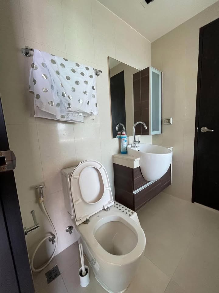 Rent a luxurious 1-bedroom condo at Skywalk Residences, Sukhumvit. Located on the 38th floor, fully furnished 51.77 sqm near BTS Phra Kanong for 22,000/month.