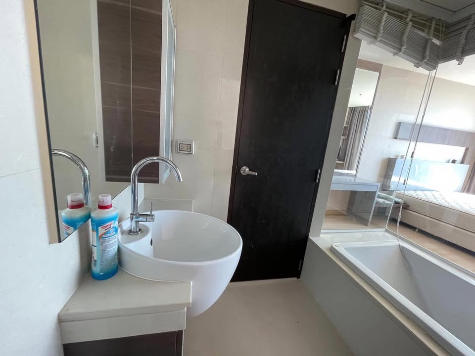 Rent a luxurious 1-bedroom condo at Skywalk Residences, Sukhumvit. Located on the 38th floor, fully furnished 51.77 sqm near BTS Phra Kanong for 22,000/month.