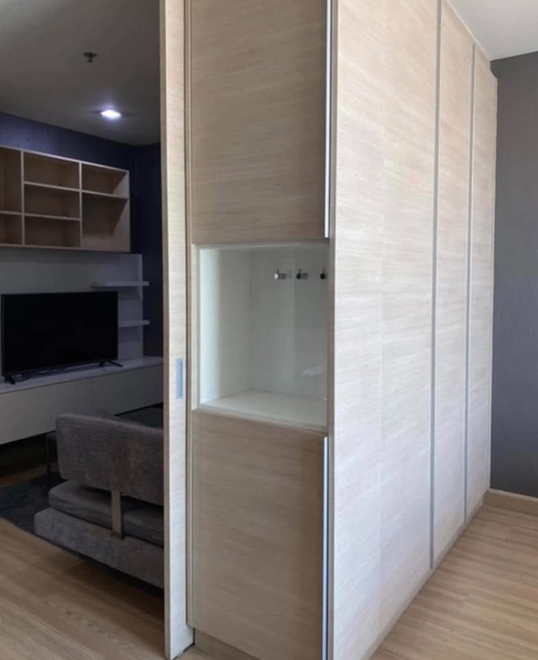 Experience luxury living at Sky Walk Residences in Sukhumvit! 1-bedroom condo on the 40th floor with stunning city views. Fully furnished, 17,000 THB/month.