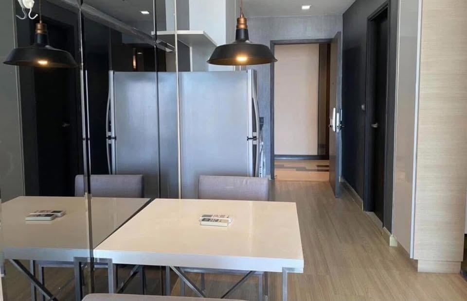 Experience luxury living at Sky Walk Residences in Sukhumvit! 1-bedroom condo on the 40th floor with stunning city views. Fully furnished, 17,000 THB/month.