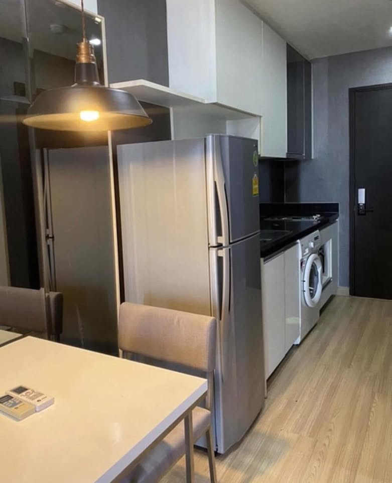 Experience luxury living at Sky Walk Residences in Sukhumvit! 1-bedroom condo on the 40th floor with stunning city views. Fully furnished, 17,000 THB/month.