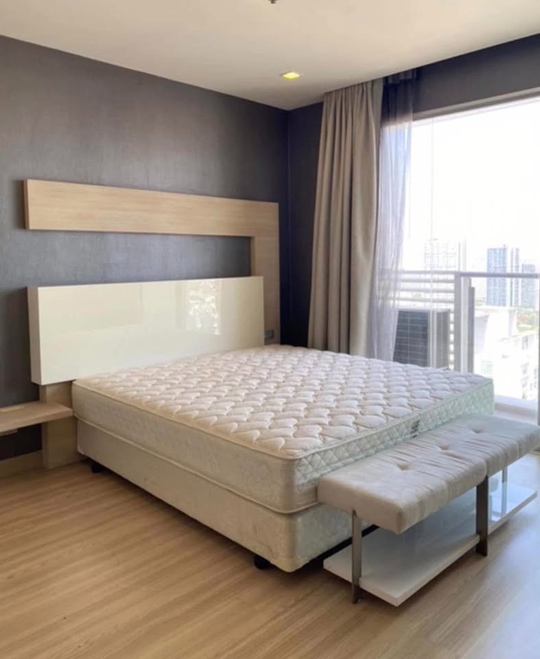 Experience luxury living at Sky Walk Residences in Sukhumvit! 1-bedroom condo on the 40th floor with stunning city views. Fully furnished, 17,000 THB/month.