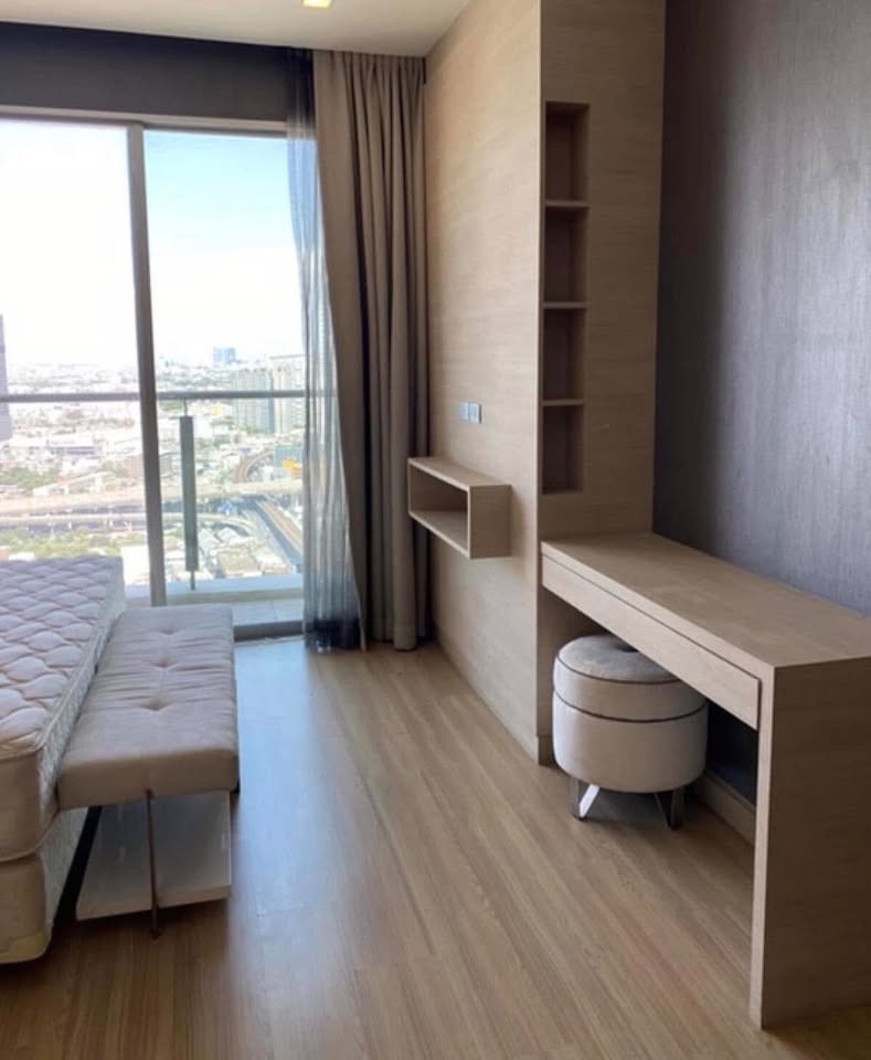 Experience luxury living at Sky Walk Residences in Sukhumvit! 1-bedroom condo on the 40th floor with stunning city views. Fully furnished, 17,000 THB/month.