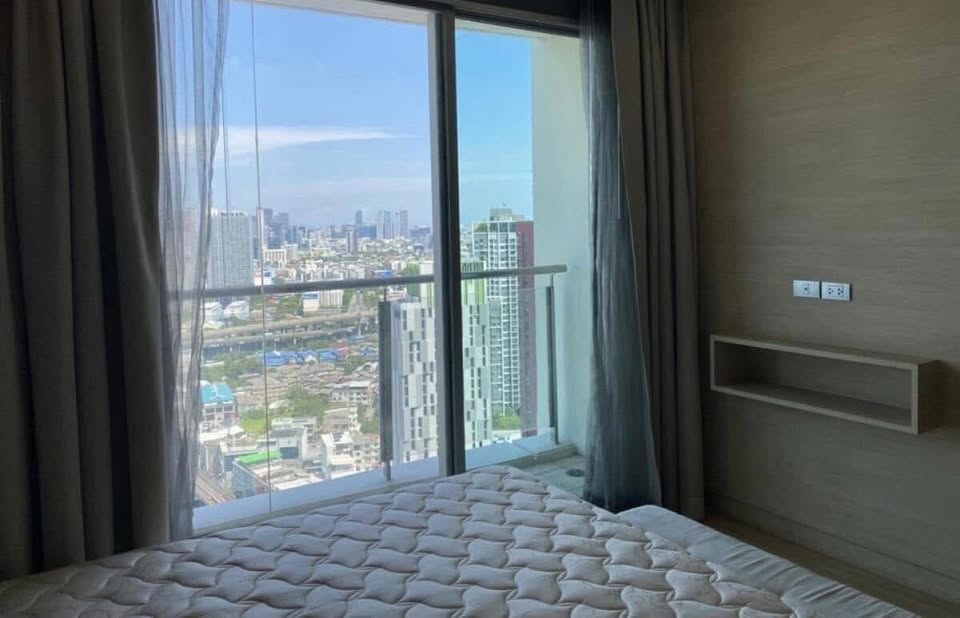 Experience luxury living at Sky Walk Residences in Sukhumvit! 1-bedroom condo on the 40th floor with stunning city views. Fully furnished, 17,000 THB/month.