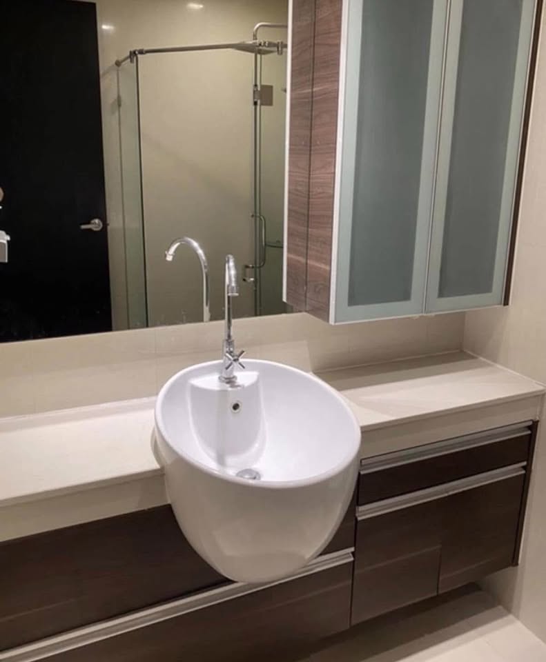 Experience luxury living at Sky Walk Residences in Sukhumvit! 1-bedroom condo on the 40th floor with stunning city views. Fully furnished, 17,000 THB/month.