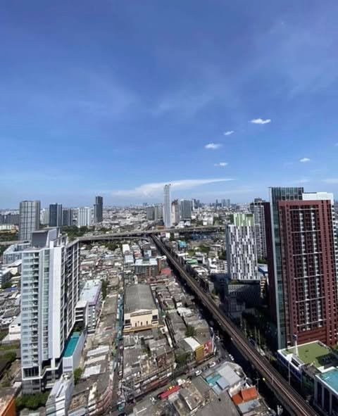 Experience luxury living at Sky Walk Residences in Sukhumvit! 1-bedroom condo on the 40th floor with stunning city views. Fully furnished, 17,000 THB/month.