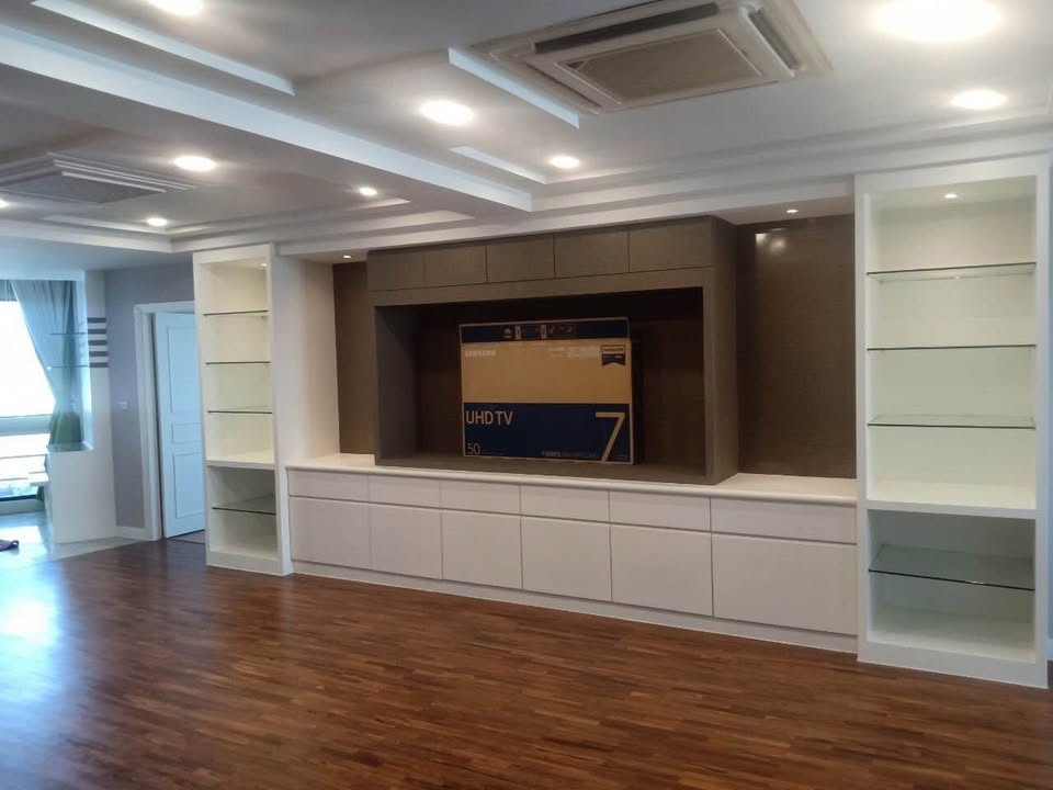 Spacious 3-bedroom condo @ President Park Sukhumvit 24, 261 sqm, 34th floor, fully furnished with maid quarters. Rent for 80,000 THB/month. Near BTS Phrom Phong