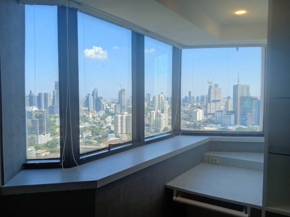 Spacious 3-bedroom condo @ President Park Sukhumvit 24, 261 sqm, 34th floor, fully furnished with maid quarters. Rent for 80,000 THB/month. Near BTS Phrom Phong