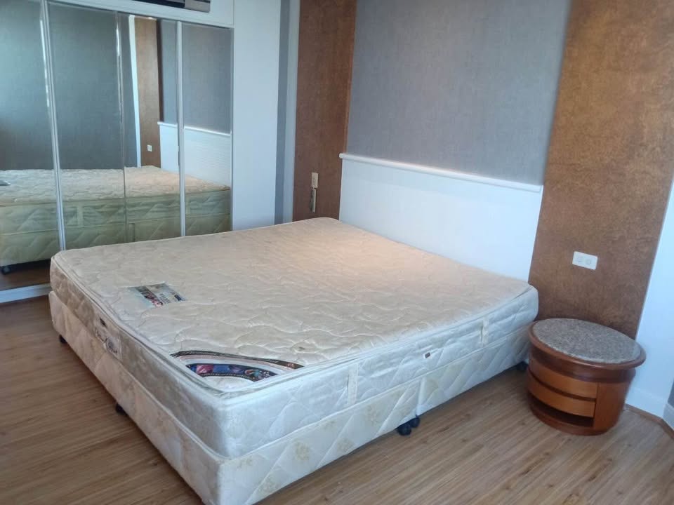 Spacious 3-bedroom condo @ President Park Sukhumvit 24, 261 sqm, 34th floor, fully furnished with maid quarters. Rent for 80,000 THB/month. Near BTS Phrom Phong