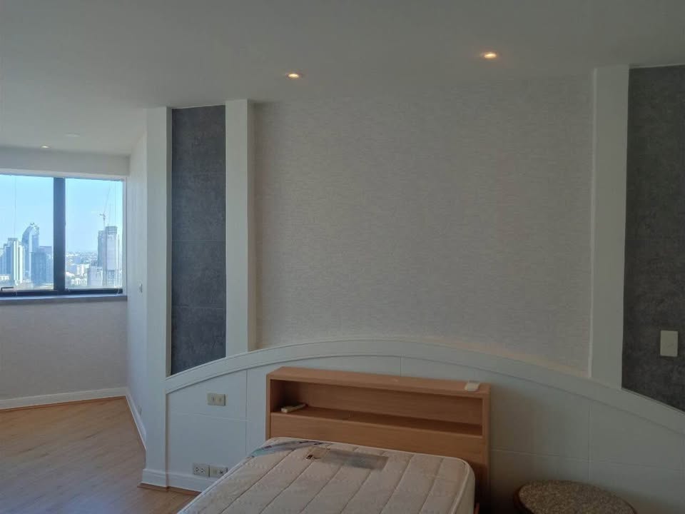 Spacious 3-bedroom condo @ President Park Sukhumvit 24, 261 sqm, 34th floor, fully furnished with maid quarters. Rent for 80,000 THB/month. Near BTS Phrom Phong