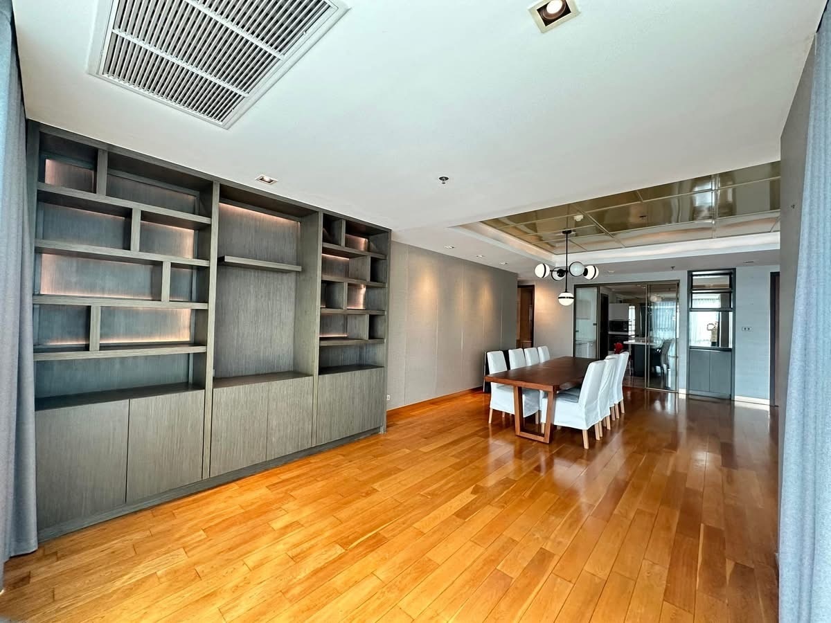 5-Bedroom 4-Bathroom 300sqm Belgravia Residences for Rent near BTS Phrom Phong at 200,000 THB/month – Luxury, Pet-Friendly Condo in Sukhumvit