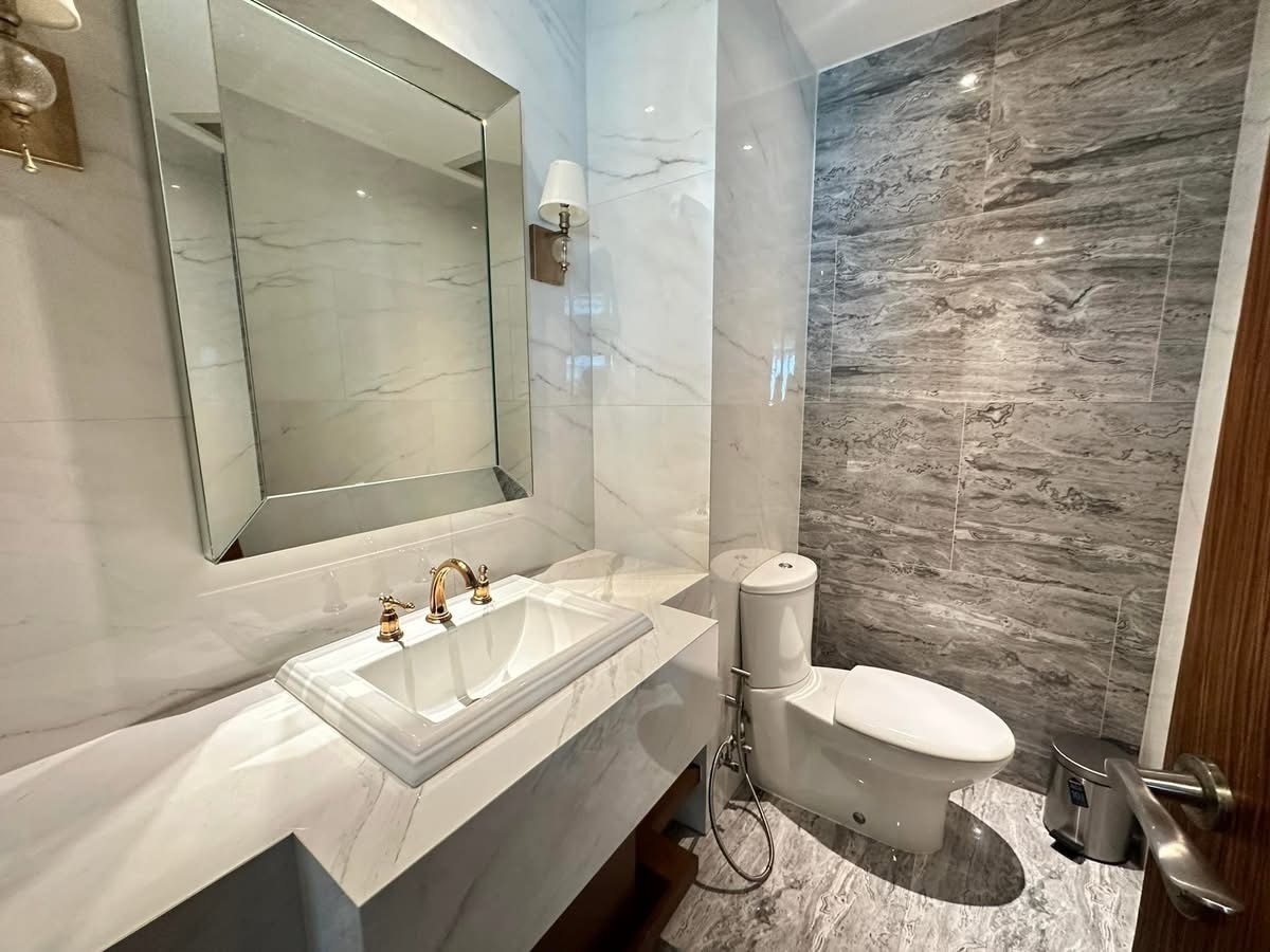5-Bedroom 4-Bathroom 300sqm Belgravia Residences for Rent near BTS Phrom Phong at 200,000 THB/month – Luxury, Pet-Friendly Condo in Sukhumvit