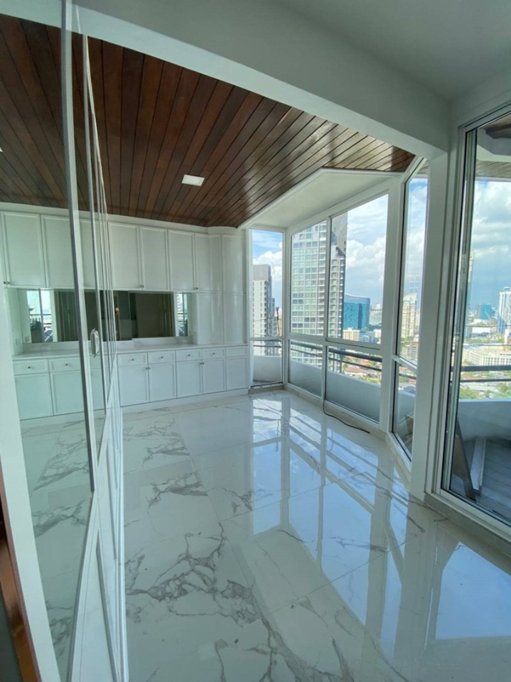 Luxurious 600 sqm penthouse for sale at Moon Tower Condominium, Sukhumvit 27th floor. 5 bedrooms, 7 bathrooms, panoramic views, large balcony. Priced at THB 75M