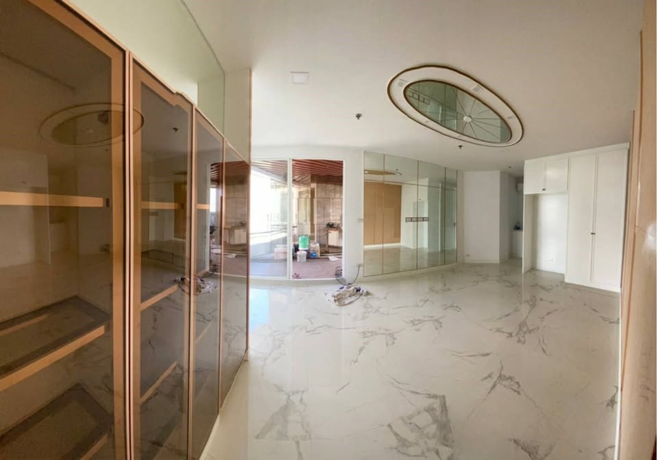 Luxurious 600 sqm penthouse for sale at Moon Tower Condominium, Sukhumvit 27th floor. 5 bedrooms, 7 bathrooms, panoramic views, large balcony. Priced at THB 75M