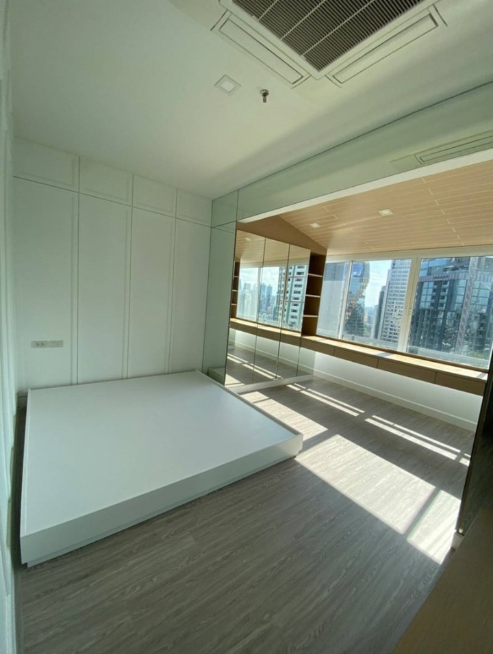 Luxurious 600 sqm penthouse for sale at Moon Tower Condominium, Sukhumvit 27th floor. 5 bedrooms, 7 bathrooms, panoramic views, large balcony. Priced at THB 75M