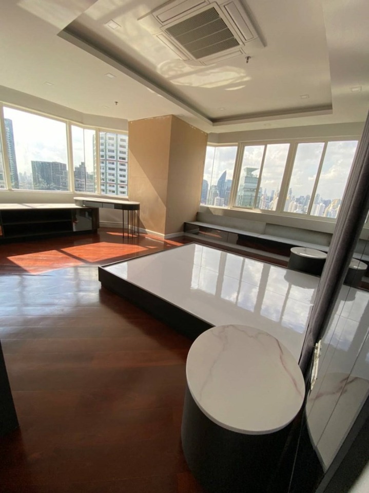 Luxurious 600 sqm penthouse for sale at Moon Tower Condominium, Sukhumvit 27th floor. 5 bedrooms, 7 bathrooms, panoramic views, large balcony. Priced at THB 75M