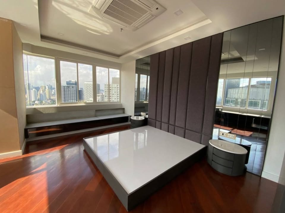 Luxurious 600 sqm penthouse for sale at Moon Tower Condominium, Sukhumvit 27th floor. 5 bedrooms, 7 bathrooms, panoramic views, large balcony. Priced at THB 75M