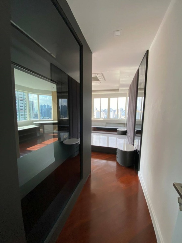 Luxurious 600 sqm penthouse for sale at Moon Tower Condominium, Sukhumvit 27th floor. 5 bedrooms, 7 bathrooms, panoramic views, large balcony. Priced at THB 75M