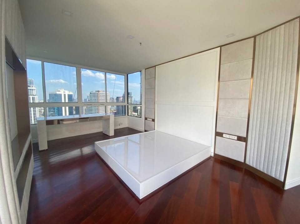 Luxurious 600 sqm penthouse for sale at Moon Tower Condominium, Sukhumvit 27th floor. 5 bedrooms, 7 bathrooms, panoramic views, large balcony. Priced at THB 75M