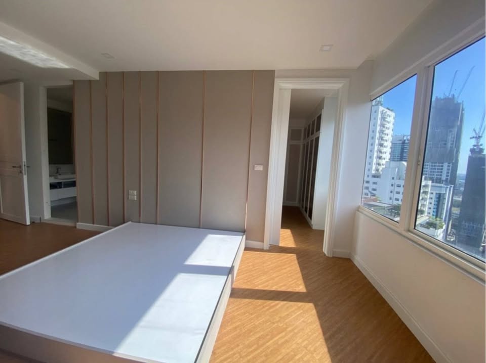 Luxurious 600 sqm penthouse for sale at Moon Tower Condominium, Sukhumvit 27th floor. 5 bedrooms, 7 bathrooms, panoramic views, large balcony. Priced at THB 75M