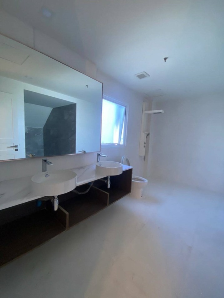 Luxurious 600 sqm penthouse for sale at Moon Tower Condominium, Sukhumvit 27th floor. 5 bedrooms, 7 bathrooms, panoramic views, large balcony. Priced at THB 75M