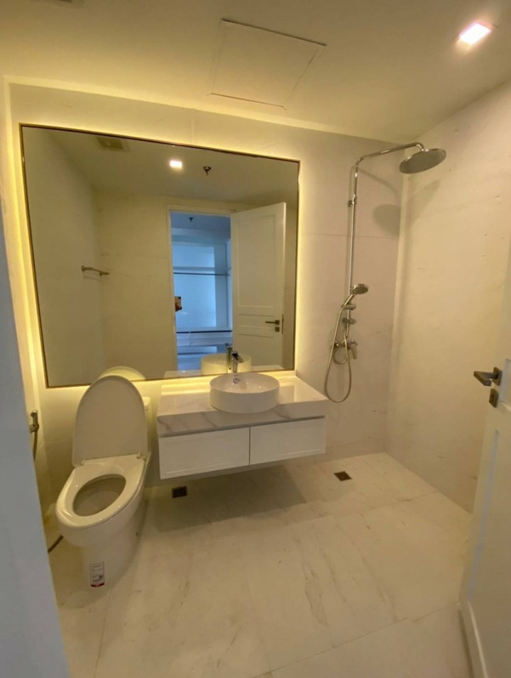 Luxurious 600 sqm penthouse for sale at Moon Tower Condominium, Sukhumvit 27th floor. 5 bedrooms, 7 bathrooms, panoramic views, large balcony. Priced at THB 75M