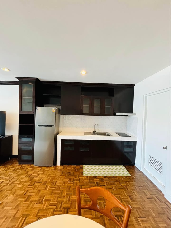 Discover a 1-bedroom condo for sale at Baan Sukhumvit, 800 m from BTS Thong Lor. Fully furnished offering 2 balconies and 60 sqm of luxury living for THB 4.8M