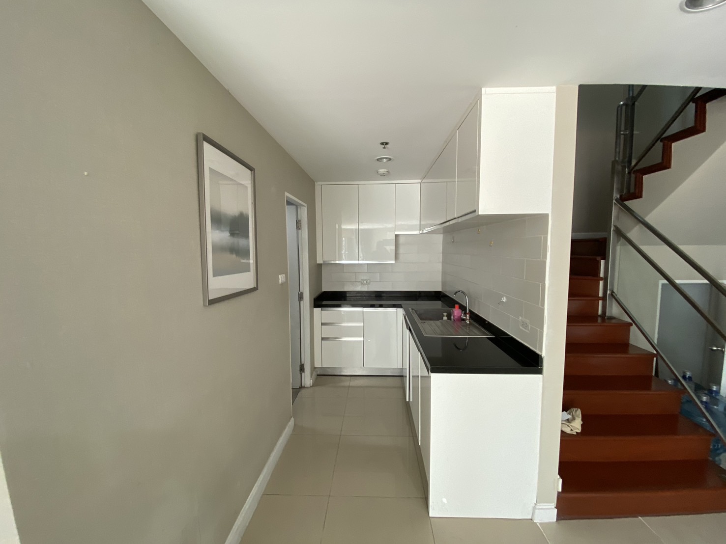 Choose from 2, 3, or 5 beds at Belle Grand Rama 9 in Bangkok's CBD. Fully furnished, top-notch amenities, near MRT, malls, and offices.
