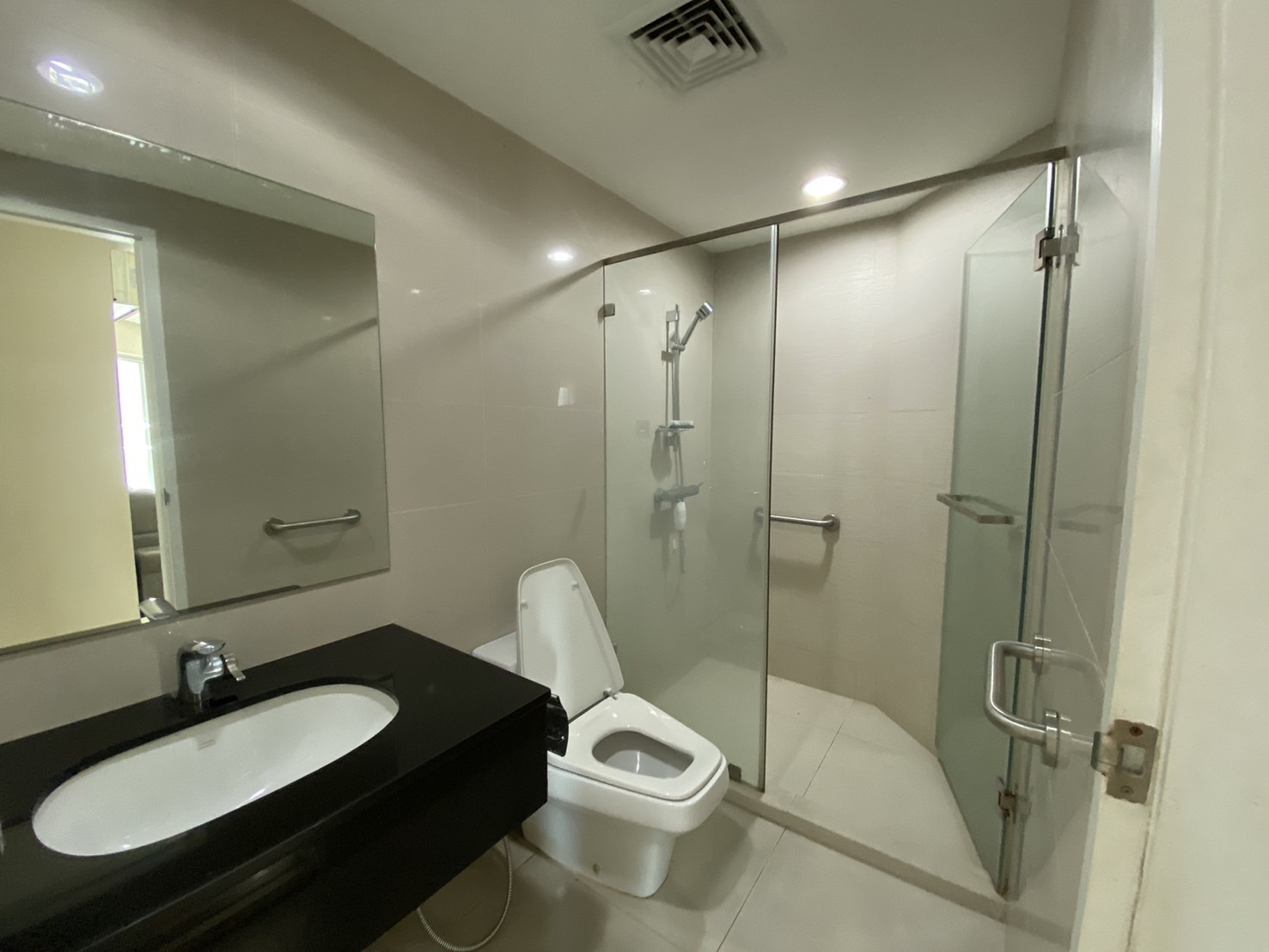 Choose from 2, 3, or 5 beds at Belle Grand Rama 9 in Bangkok's CBD. Fully furnished, top-notch amenities, near MRT, malls, and offices.