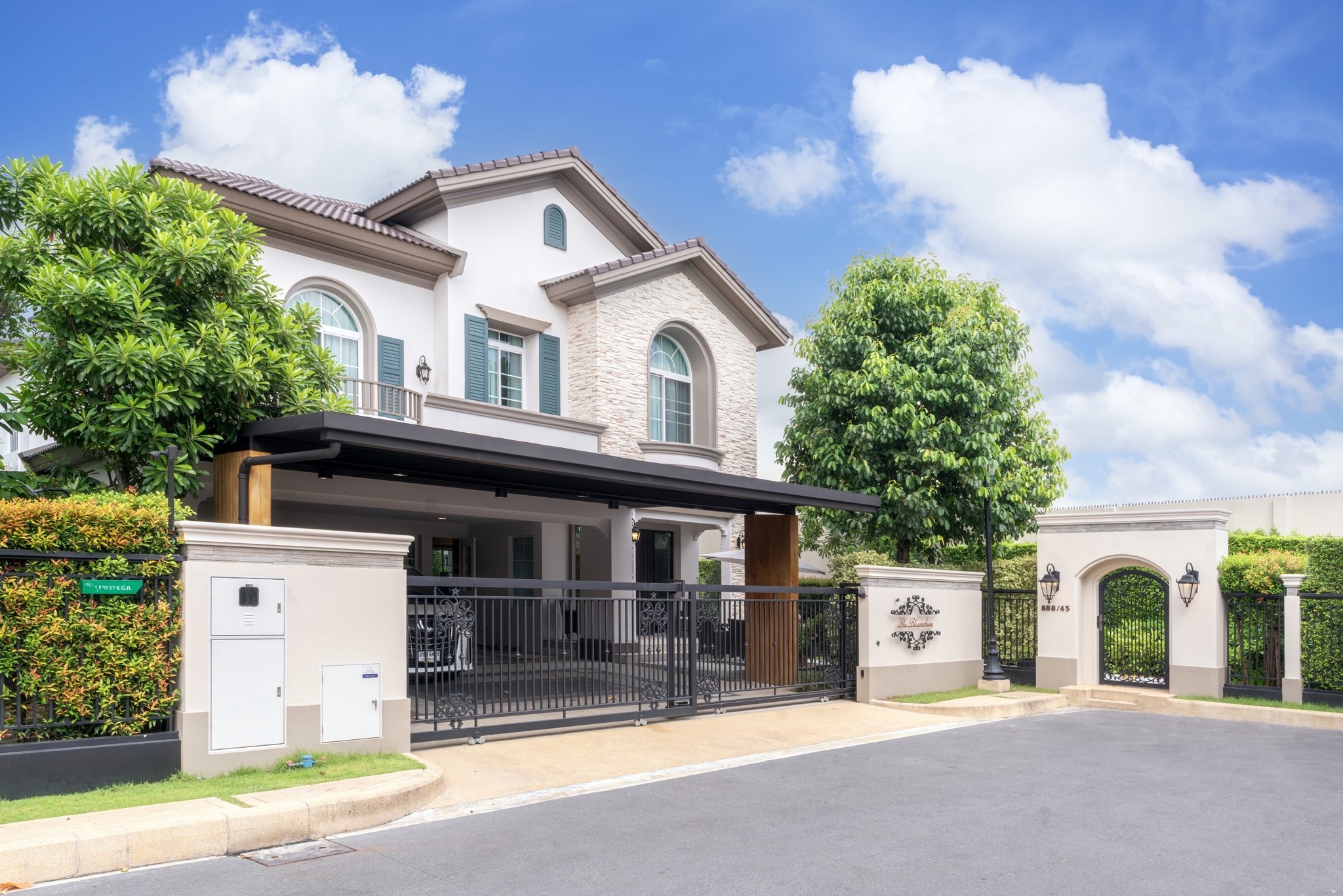 Stunning 4-bed, 4-bath house at Nantawan Ramintra. 291 sqm, pet-friendly, with private parking. Rent at 200,000 THB/month or sale at 30M.
