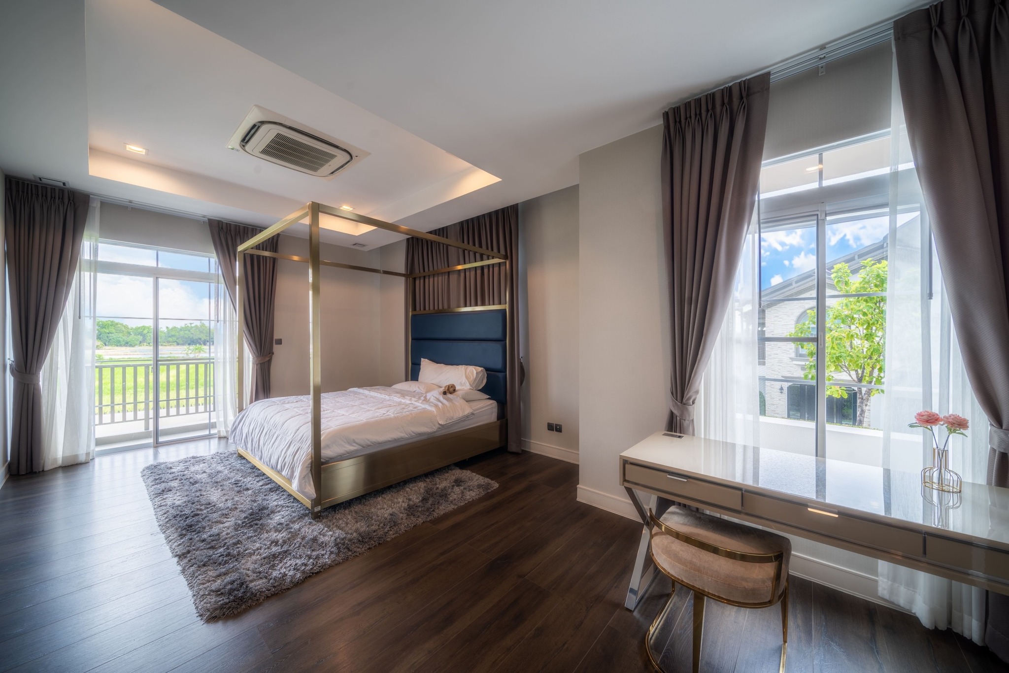 Stunning 4-bed, 4-bath house at Nantawan Ramintra. 291 sqm, pet-friendly, with private parking. Rent at 200,000 THB/month or sale at 30M.
